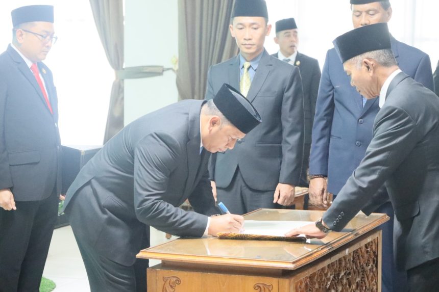 Bupati Barito Kuala (Batola) H. Bahrul Ilmi melaksanakan pengambilan sumpah jabatan dan pelantikan Pejabat Pimpinan Tinggi Pratama di lingkungan Pemerintah Kabupaten Barito Kuala, Senin (25/8/2025) bertempat di Aula Selidah Marabahan.