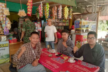 Perwakilan Aliansi Masyarakat Kalimantan saat memberikan keterangan kepada wartawan lenterakalimantan.com di Banjarmasin, Sabtu (30/8/2025). Foto: Rifai/lenterakalimantan.com