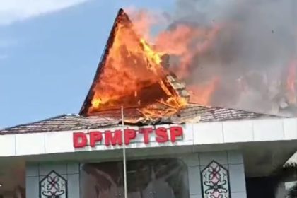 Kondisi kantor DPMPTSP Kalteng yang terbakar. Foto: Antonius Sepriyono/lenterakalimantan.com