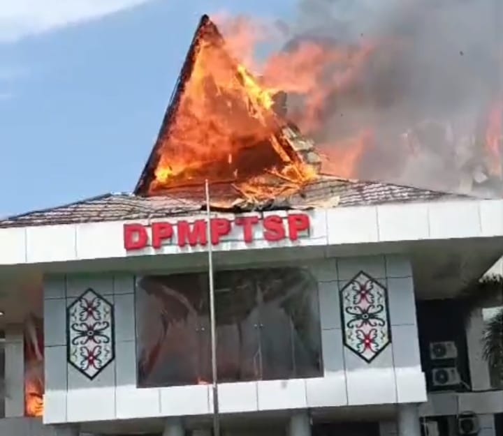 Kondisi kantor DPMPTSP Kalteng yang terbakar. Foto: Antonius Sepriyono/lenterakalimantan.com