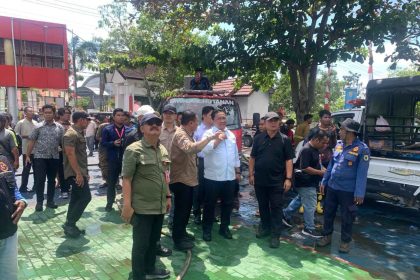 Wakil Gubernur Kalteng Edy Pratowo ketika meninjau kebakaran di DPMPTSP Kalteng. Foto: Istimewa