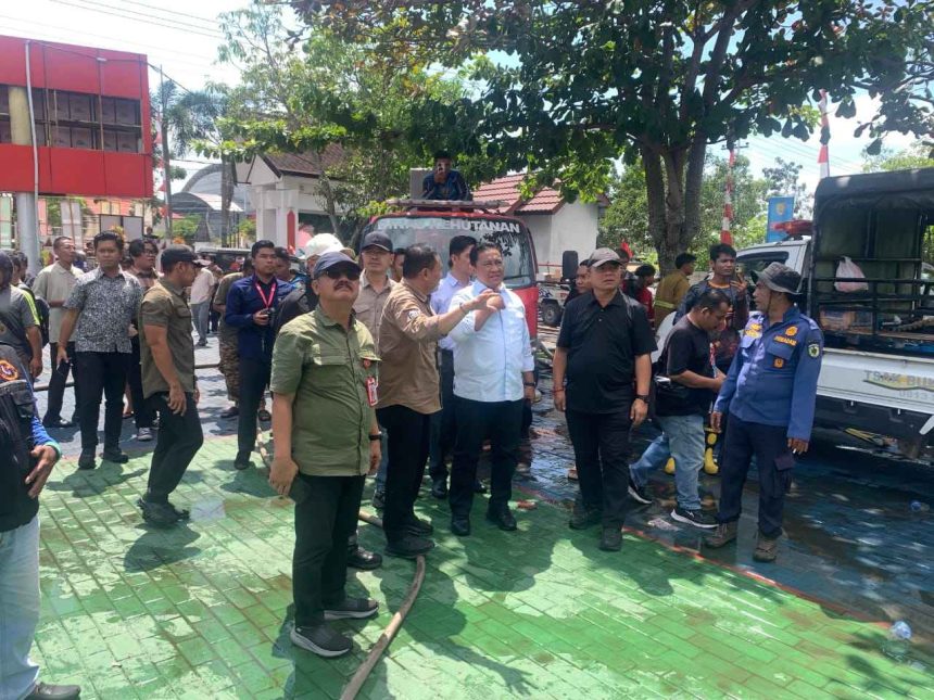 Wakil Gubernur Kalteng Edy Pratowo ketika meninjau kebakaran di DPMPTSP Kalteng. Foto: Istimewa