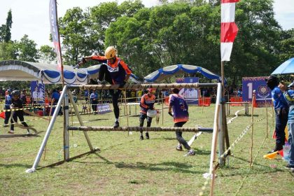 Peserta BPK menunjukkan kekompakan saat mengikuti lomba ketangkasan pemadam kebakaran di Banjarbaru, Sabtu (30/8/2025). Foto: Humas Banjar