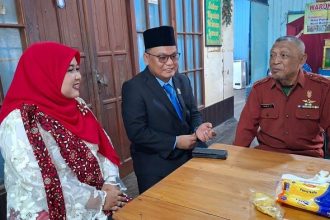 Wakil Ketua I DPRD Kotabaru, Awalaudin beserta isteri saat menemui pejuang veteran Idris A, usai upacara proklamasi kemerdekaan di halaman Kantor Bupati Kotabaru, di Sebelimbinga.