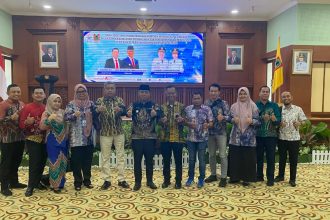 Wakil Bupati Barito Kuala, Herman Susilo, dengan pemerintah daerah kabupaten Barito kuala, dalam rangka Akselerasi Pembangunan dan Penerapan Manajemen Talenta, bertempat di Gedung Dr. K.H. Ideham Khalid, Banjarbaru, Kamis (28/08/2025)