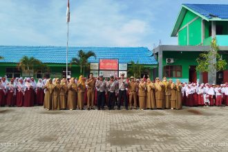 Foto: Polisi Lalu Lintas Polres Tanah Bumbu bersama dewan guru dan siswa SDN 4 Kampung Baru. (Dok. Arif/Lenterakalimantan.com)