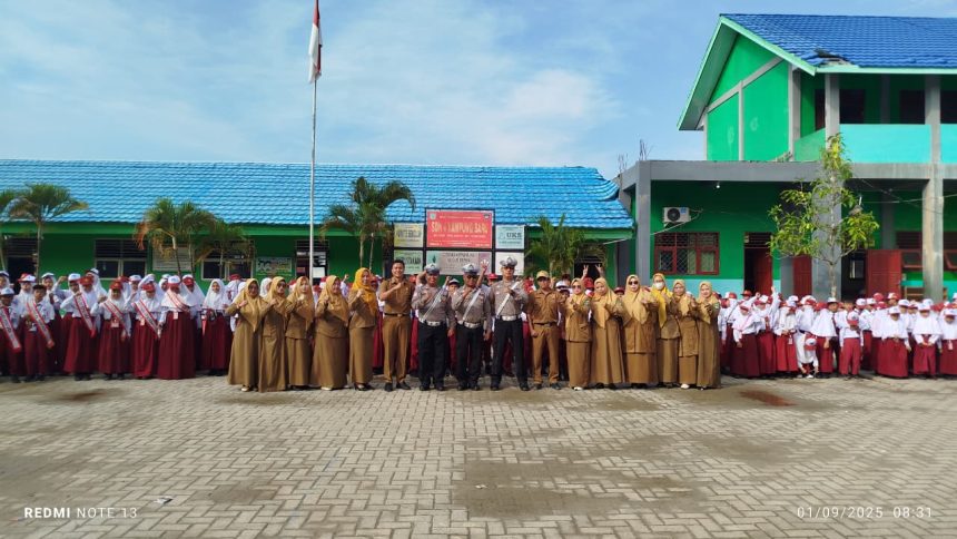 Foto: Polisi Lalu Lintas Polres Tanah Bumbu bersama dewan guru dan siswa SDN 4 Kampung Baru. (Dok. Arif/Lenterakalimantan.com)