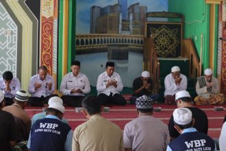 Foto: Kalapas Batulicin Arifin Akhmad bersama warga binaan saat doa bersama di Masjid At-Taubah Lapas Batulicin