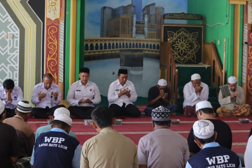 Foto: Kalapas Batulicin Arifin Akhmad bersama warga binaan saat doa bersama di Masjid At-Taubah Lapas Batulicin