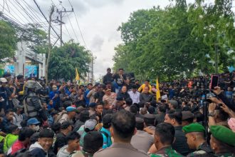 Ketua DPRD Kalsel, Supian HK, didampingi Kapolda Kalsel, Komisi IV DPRD saat menemui ribuan massa aksi di depan Gedung DPRD Kalsel, Senin (1/9/2025). Aksi berlangsung tertib dan kondusif. Foto : Rifai