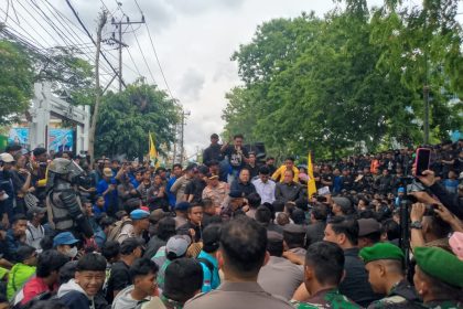 Ketua DPRD Kalsel, Supian HK, didampingi Kapolda Kalsel, Komisi IV DPRD saat menemui ribuan massa aksi di depan Gedung DPRD Kalsel, Senin (1/9/2025). Aksi berlangsung tertib dan kondusif. Foto : Rifai