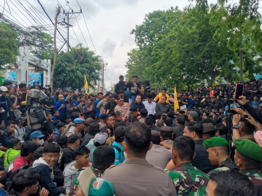 Ketua DPRD Kalsel, Supian HK, didampingi Kapolda Kalsel, Komisi IV DPRD saat menemui ribuan massa aksi di depan Gedung DPRD Kalsel, Senin (1/9/2025). Aksi berlangsung tertib dan kondusif. Foto : Rifai