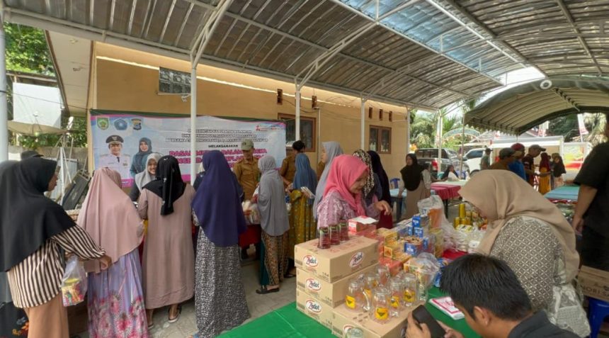 Antusias warga Desa Panaitan Kecamatan Lampihong, Balangan, membludak disuasana kegiatan pasar murah. Sumber Foto: MC Balangan