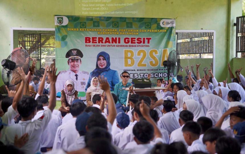 Puluhan Siswa-Siswi di SMP Negeri 2 Awayan, saat mengikuti kegiatan B2SA Goes to School Sumber Foto: MC Balangan