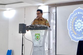 Wakil Bupati Balangan, Akhmad Fauzi, memberikan sambutan di acara pelepasan Mahasiswa KKN 11 UM Banjarmasin semester genap tahun akademik 2024/2025. Sumber Foto: MC Balangan