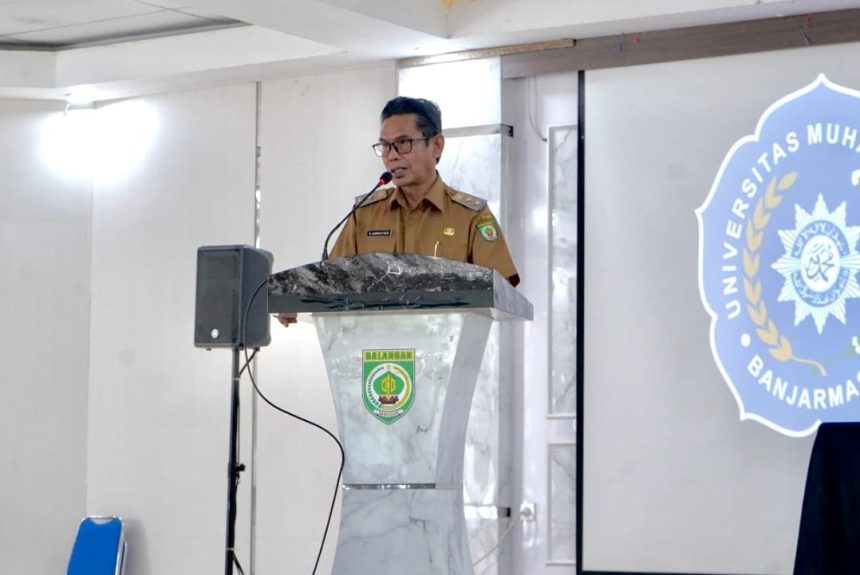 Wakil Bupati Balangan, Akhmad Fauzi, memberikan sambutan di acara pelepasan Mahasiswa KKN 11 UM Banjarmasin semester genap tahun akademik 2024/2025. Sumber Foto: MC Balangan