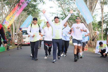 Bupati Barito Kuala H. Bahrul Ilmi, saat mengikuti acara “Adhyaksa Barito Kuala Run 2025” di Halaman Gedung Serbaguna Kabupaten Barito Kuala, Sabtu (30/8/2025)