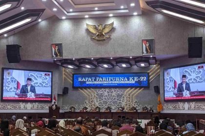 Wakil Gubernur Kalteng Edy Pratowo saat menyampaikan sambutan Gubernur di Rapat Paripurna ke-22 Masa Persidangan III Tahun Sidang 2025 di Ruang Rapat Paripurna DPRD Kalteng. Foto: Antonius Sepriyono/lenterakalimantan.com
