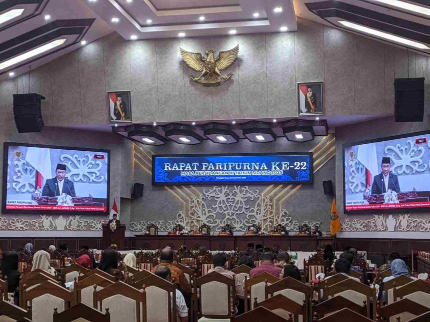 Wakil Gubernur Kalteng Edy Pratowo saat menyampaikan sambutan Gubernur di Rapat Paripurna ke-22 Masa Persidangan III Tahun Sidang 2025 di Ruang Rapat Paripurna DPRD Kalteng. Foto: Antonius Sepriyono/lenterakalimantan.com