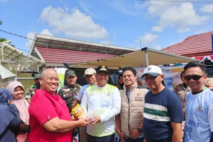Bupati Barito Kuala (Batola) H. Bahrul Ilmi menghadiri kegiatan Gerakan Pangan Murah (GPM) secara daring melalui zoom meeting yang digelar serentak di 7.285 kecamatan seluruh Indonesia di Hal. DKPP Batola, Sabtu (30/08/2025).