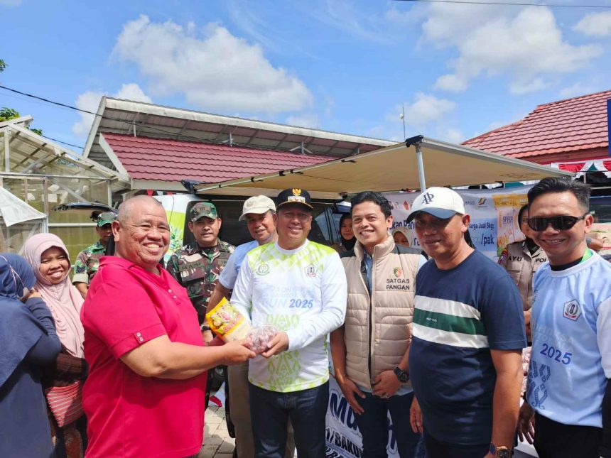 Bupati Barito Kuala (Batola) H. Bahrul Ilmi menghadiri kegiatan Gerakan Pangan Murah (GPM) secara daring melalui zoom meeting yang digelar serentak di 7.285 kecamatan seluruh Indonesia di Hal. DKPP Batola, Sabtu (30/08/2025).
