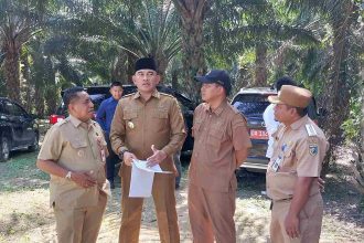 Bupati Tala Rahmat Trianto dan jajaran, meninjau kandidat lokasi Pemekaran Kecamatan ( dok Prokopim Tala//Asep LK )