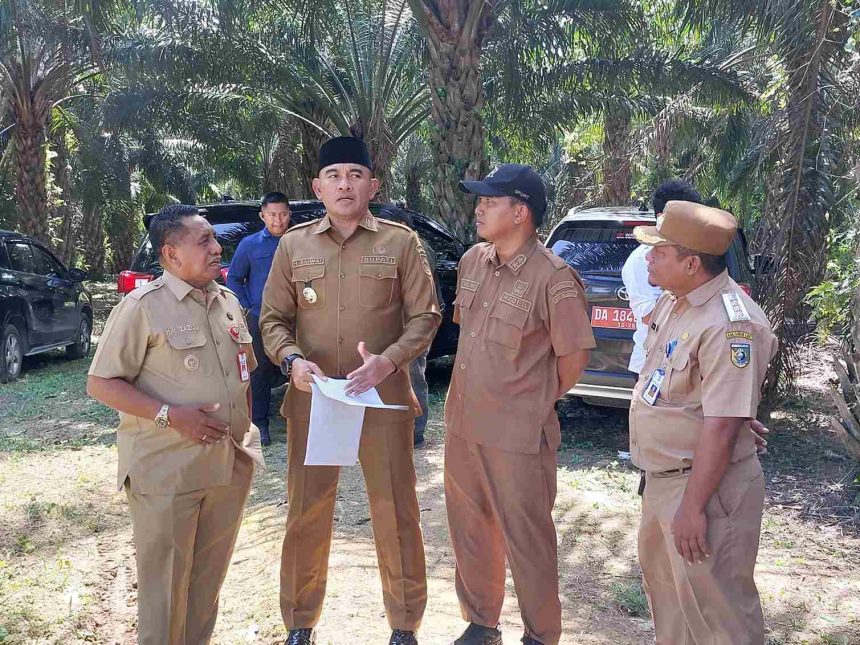 Bupati Tala Rahmat Trianto dan jajaran, meninjau kandidat lokasi Pemekaran Kecamatan ( dok Prokopim Tala//Asep LK )