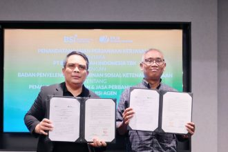 PT Bank Syariah Indonesia Tbk (BSI) terus memperkuat layanan untuk menjangkau nasabah hingga pelosok negeri, salah satunya melalui layanan melalui 125 Ribu BSI Agen. BSI bersama BPJS Ketenagakerjaan bekerjasama menyediakan fasilitas pendaftaran dan pembayaran kepesertaan serta iuran BPJS melalui channel BSI Agen. Kerjasama ditandatangani oleh Direktur Sales & Distribution BSI Anton Sukarna (kiri) dan Direktur Kepesertaan BPJS Ketenagakerjaan Eko Nugriyanto (kanan). Foto: dok. BSI