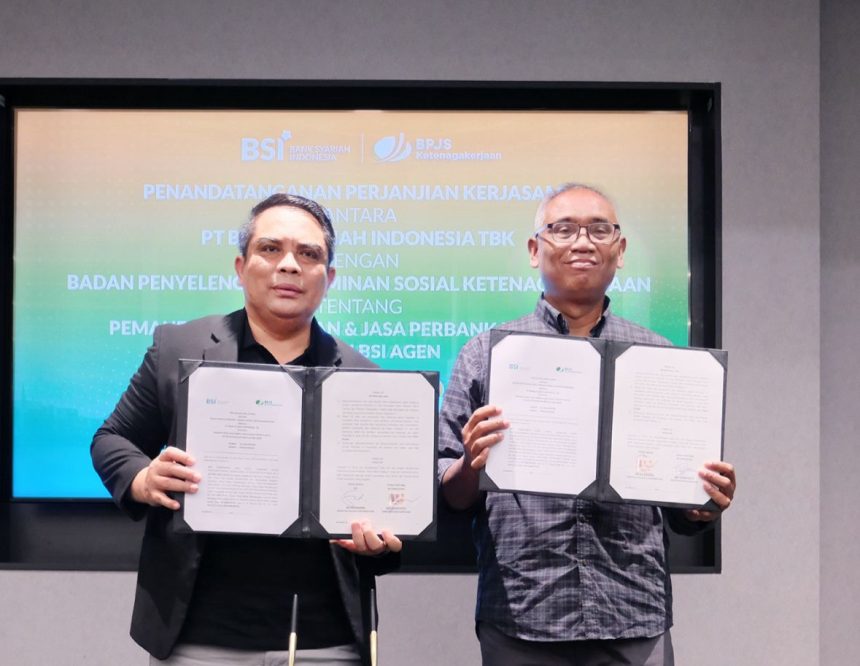 PT Bank Syariah Indonesia Tbk (BSI) terus memperkuat layanan untuk menjangkau nasabah hingga pelosok negeri, salah satunya melalui layanan melalui 125 Ribu BSI Agen. BSI bersama BPJS Ketenagakerjaan bekerjasama menyediakan fasilitas pendaftaran dan pembayaran kepesertaan serta iuran BPJS melalui channel BSI Agen. Kerjasama ditandatangani oleh Direktur Sales & Distribution BSI Anton Sukarna (kiri) dan Direktur Kepesertaan BPJS Ketenagakerjaan Eko Nugriyanto (kanan). Foto: dok. BSI