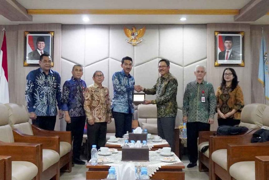 Bupati Banjar H Saidi Mansyur saat menerima audiensi OJK Provinsi Kalimantan Selatan di Mahligai Sultan Adam, Martapura, Kamis (4/9/2025) pagi. Foto: Humas Banjar