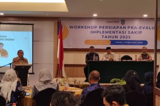 Pj Sekretaris Daerah Banjar, H Ikhwansyah, saat menyampaikan sambutan pada workshop persiapan pra-evaluasi SAKIP 2025 di Ruang Intan, Hotel Grand Qin, Banjarbaru, Kamis (4/9/2025). Foto: Pemkab Banjar