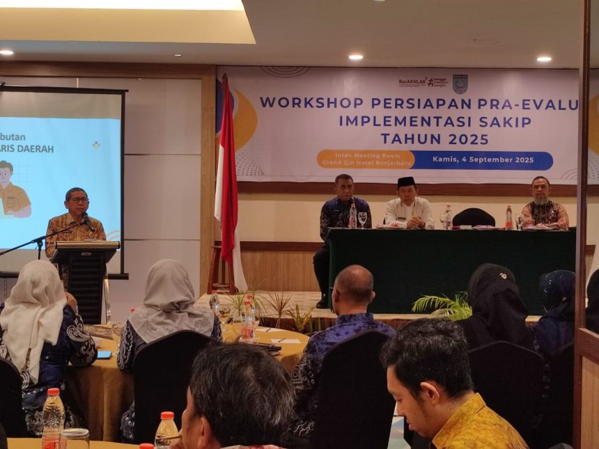 Pj Sekretaris Daerah Banjar, H Ikhwansyah, saat menyampaikan sambutan pada workshop persiapan pra-evaluasi SAKIP 2025 di Ruang Intan, Hotel Grand Qin, Banjarbaru, Kamis (4/9/2025). Foto: Pemkab Banjar