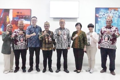 Foto bersama Plt Sekda Kalteng, Leonard S Ampung, Asisten Perekonomian dan Pembangunan Herson B Aden, Kepala Dinas Tenaga Kerja Farid Wajdi, jajaran manajemen RS Siloam, dan BPJS Ketenagakerjaan. Foto: Istimewa