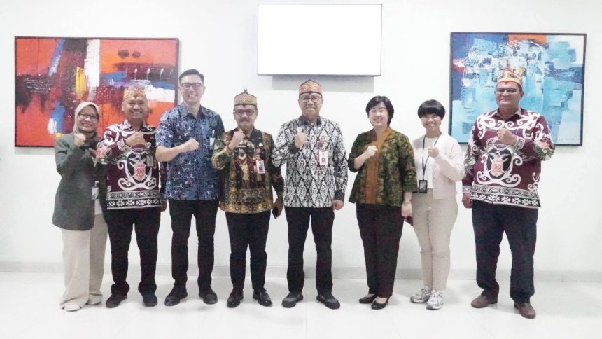 Foto bersama Plt Sekda Kalteng, Leonard S Ampung, Asisten Perekonomian dan Pembangunan Herson B Aden, Kepala Dinas Tenaga Kerja Farid Wajdi, jajaran manajemen RS Siloam, dan BPJS Ketenagakerjaan. Foto: Istimewa