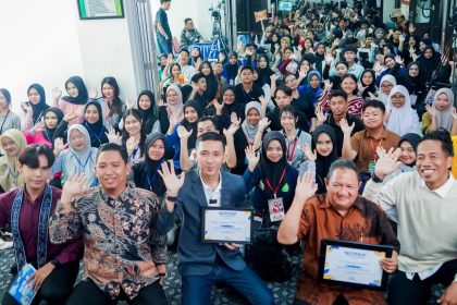 Plt Kepala Diskominfosantik Kalteng Rangga Lesmana, saat foto bersama peserta Seminar Nasional bertajuk “Peran Media dalam Menjaga Semangat Kemerdekaan di Era Digital. Foto: Istimewa