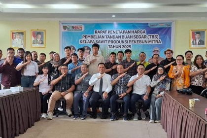 Foto bersama peserta rapat penetapan harga pembelian tandan buah segar (TBS) kelapa sawit produksi pekebun mitra untuk periode II Agustus 2025. Foto : Istimewa