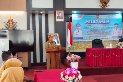 Plt Sekda Kalteng Leonard S Ampung, saat menyampaikan sambutan di kegiatan Pelatihan Purnatugas ASN Angkatan I dan II di lingkungan Pemprov Kalteng. Foto: Antonius Sepriyono/lenterakalimantan.com