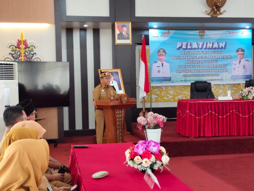 Plt Sekda Kalteng Leonard S Ampung, saat menyampaikan sambutan di kegiatan Pelatihan Purnatugas ASN Angkatan I dan II di lingkungan Pemprov Kalteng. Foto: Antonius Sepriyono/lenterakalimantan.com