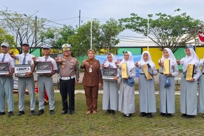 Dirlantas Polda Kalsel Kombes Pol M Fahri Siregar memberikan pembinaan kepada siswa SMA Banua dalam program Polantas Menyapa Sekolah, Senin (8/9/2025). Kegiatan ini digelar serentak dalam rangka Hari Lalu Lintas Bhayangkara 2025. Foto: Istimewa