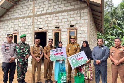 Bupati Tanah Laut Rahmat Trianto meninjau bedah rumah di Desa Ketapang dan Desa Tirta Jaya (dok Asep LK)