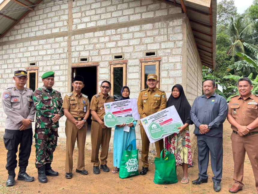 Bupati Tanah Laut Rahmat Trianto meninjau bedah rumah di Desa Ketapang dan Desa Tirta Jaya (dok Asep LK)