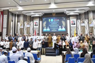 Wali Kota Banjarmasin berikan Beasiswa kepada santri. Foto: MC Bjm