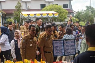 Plt Sekretaris Daerah Kalteng Leonard S. Ampung, saat memantau Bazar Gerakan Pangan Murah dalam rangkaian RRI Fest di halaman Kantor RRI Palangka Raya. Foto: Antonius Sepriyono/lenterakalimantan.com