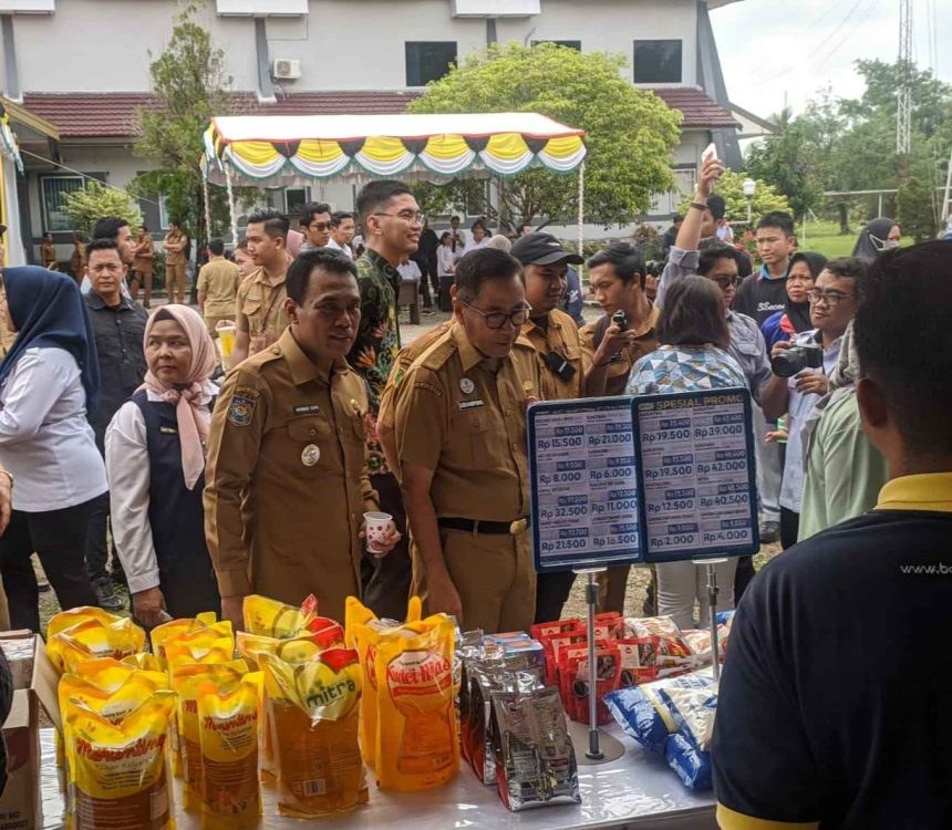 Plt Sekretaris Daerah Kalteng Leonard S. Ampung, saat memantau Bazar Gerakan Pangan Murah dalam rangkaian RRI Fest di halaman Kantor RRI Palangka Raya. Foto: Antonius Sepriyono/lenterakalimantan.com