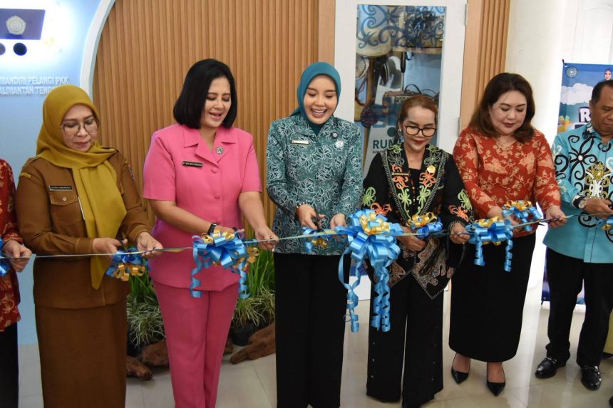 Ketua Tim Penggerak PKK Kalimantan Tengah, Aisyah Thisia Agustiar Sabran, saat meresmikan RUMI PKK (Rumah Usaha Mandiri Pelangi) sekaligus meluncurkan Rumah Dilan (Rumah Digital dan Keterampilan). Foto: Istimewa