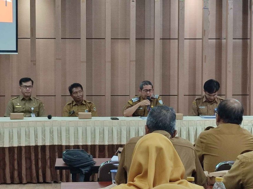 Pj Sekda Banjar H Ikhwansyah membuka kegiatan Sosialisasi Peningkatan Kapasitas Aparatur Kecamatan di Aula Baiman Kantor Bappedalitbang Martapura, Selasa (9/9/2025). Foto: Humas Kab Banjar