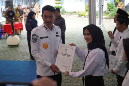 Bupati Banjar H Saidi Mansyur menyerahkan SK secara simbolis kepada perwakilan PPPK usai pelantikan di halaman belakang Kantor Bupati Banjar, Selasa (9/9/2025). Foto: Humas Banjar