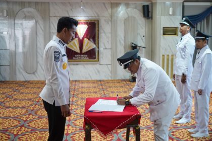 Salah satu pambakal PAW menandatangani berita acara pelantikan disaksikan Bupati Banjar, di Mahligai Sultan Adam Martapura, Selasa (9/9/2025). Foto: Humas Banjar