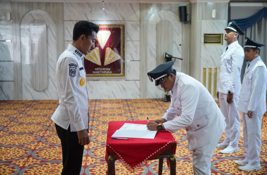 Salah satu pambakal PAW menandatangani berita acara pelantikan disaksikan Bupati Banjar, di Mahligai Sultan Adam Martapura, Selasa (9/9/2025). Foto: Humas Banjar
