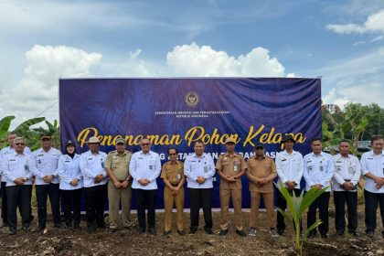 Foto bersama usai penanaman bibit kelapa secara serentak di Kelurahan Kalampangan. Foto: Istimewa